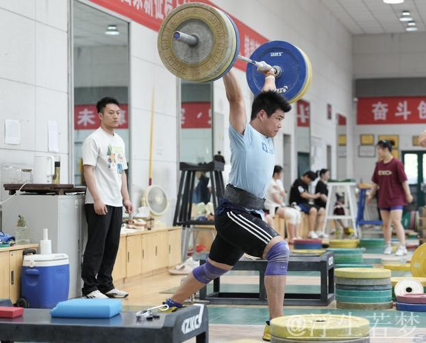 两位老将亮相B组举重赛场 两位老将亮相B组举重赛场